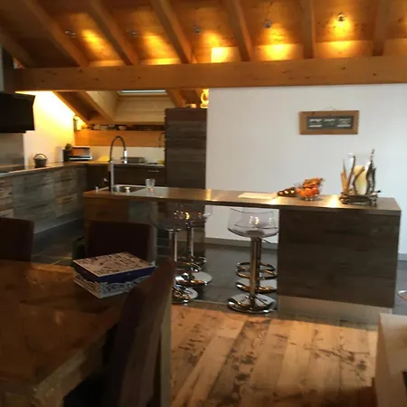 Charming Chalet, Heart Of Village Apartment